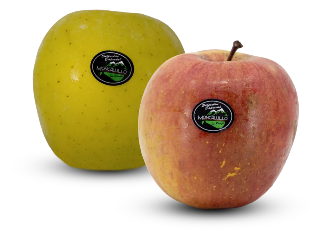 Manzana Golden y manzana Fuji con la etiqueta de Moncalvillo sobre fondo negro